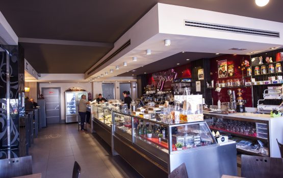 Interior de la Cafetería y Pastelería en Albolote