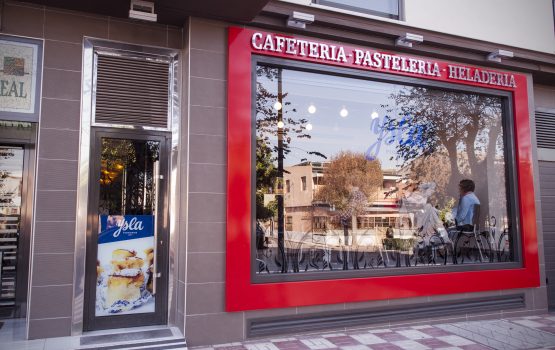 Facha de la Pastelería / Cafetería en Albolote